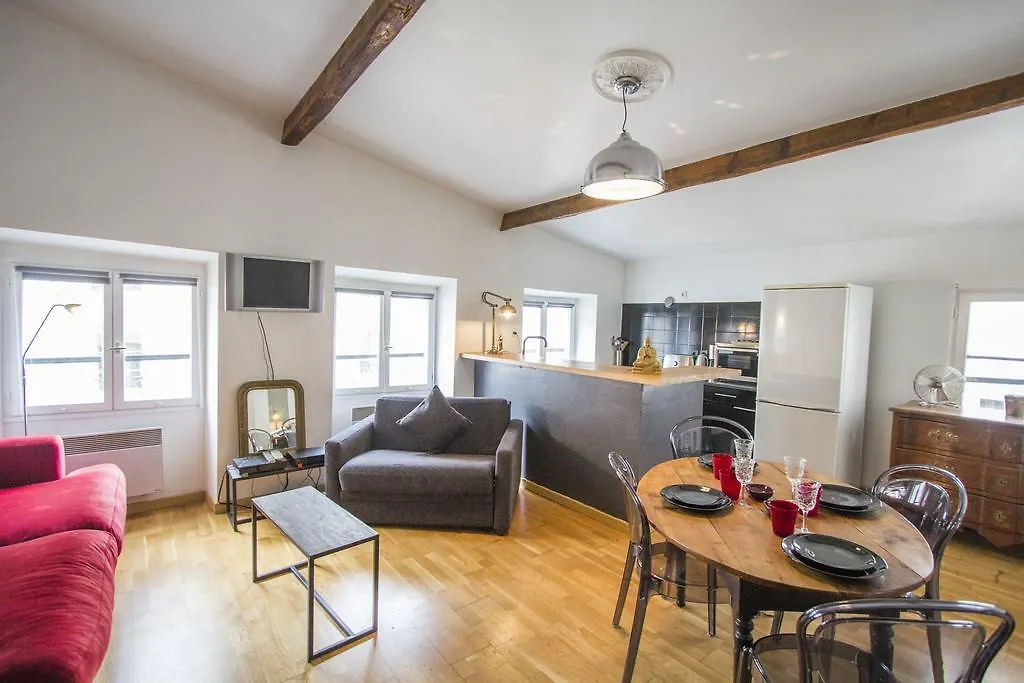 Moulin Rouge Apartment