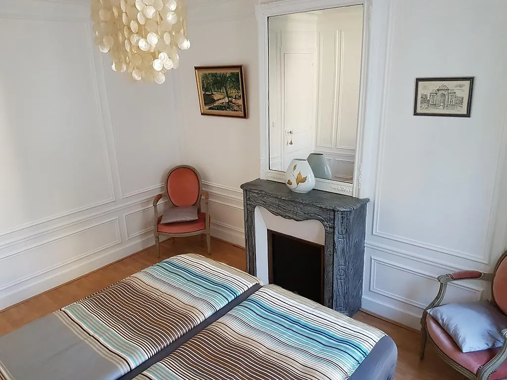 Moulin Rouge Apartment